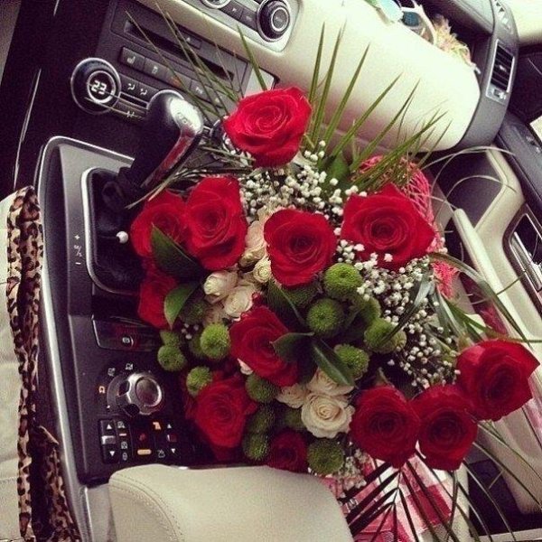 Девушка с букетом в машине
