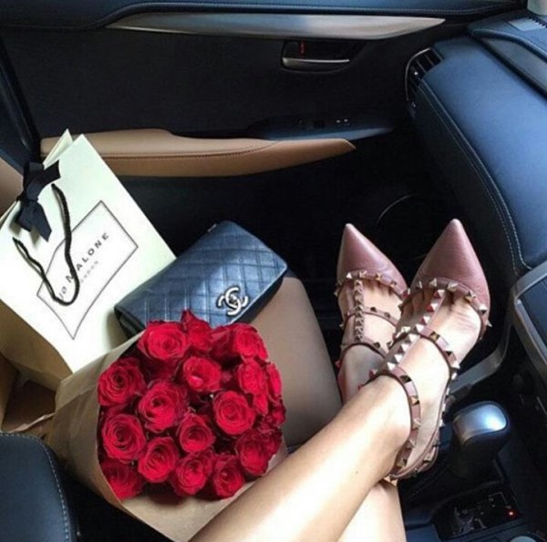 Девушка с цветами в машине