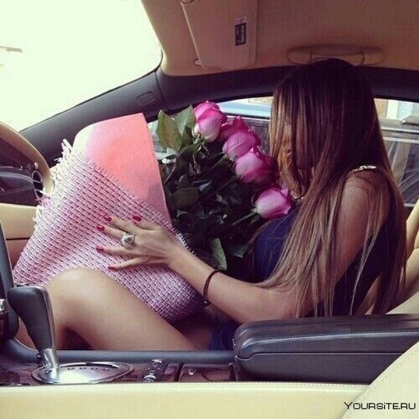 Девушка с цветами в машине