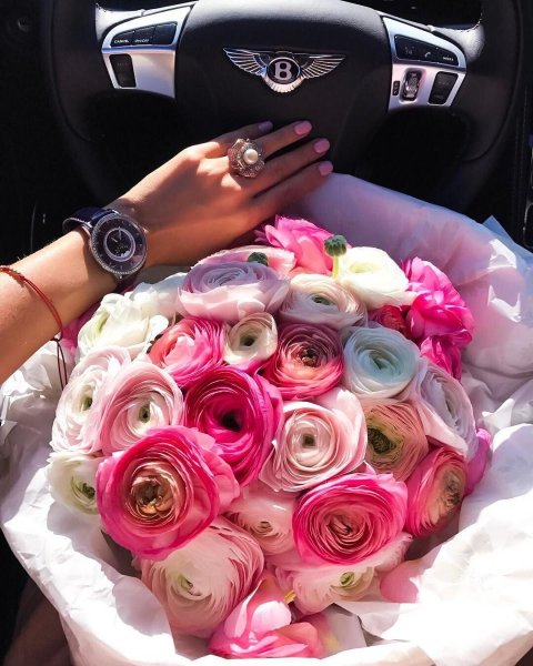 Букет цветов в машине