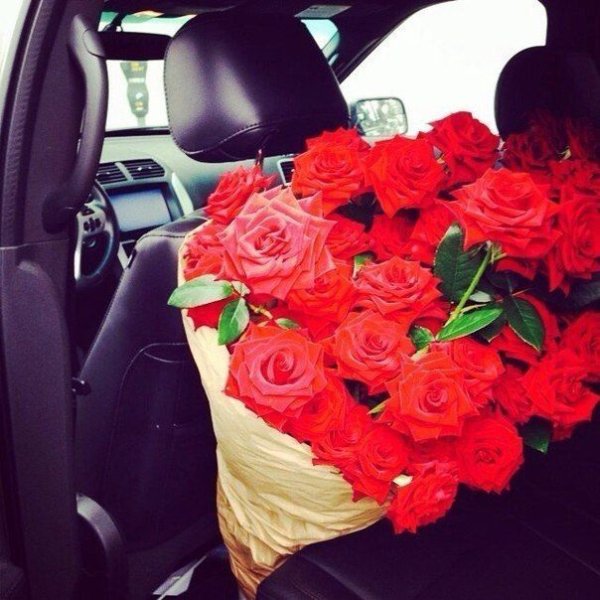 Девушка с букетом в машине