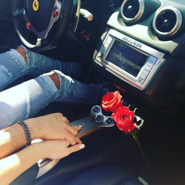 Руки влюбленных в машине