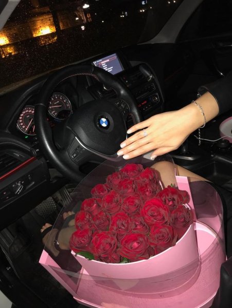 Девушка с букетом в машине