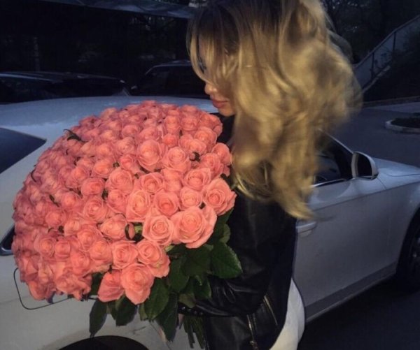 Блондинка с розами