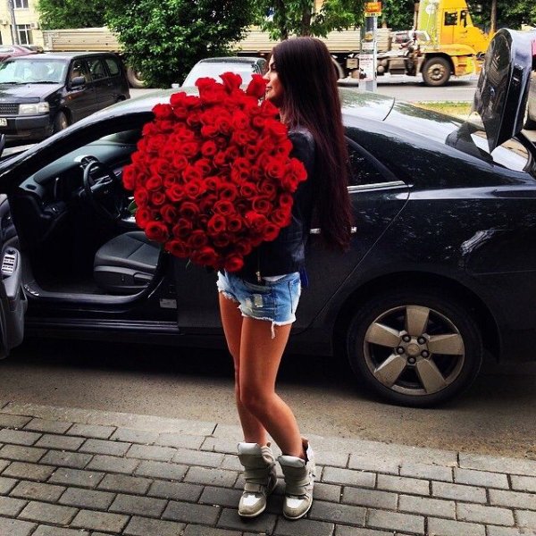 Девушка с цветами в машине