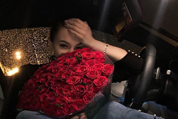 Цветы в салоне машины