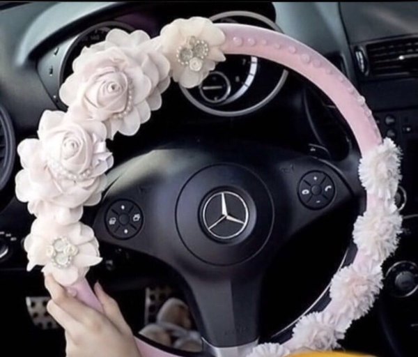 Мужчина с цветами возле машины