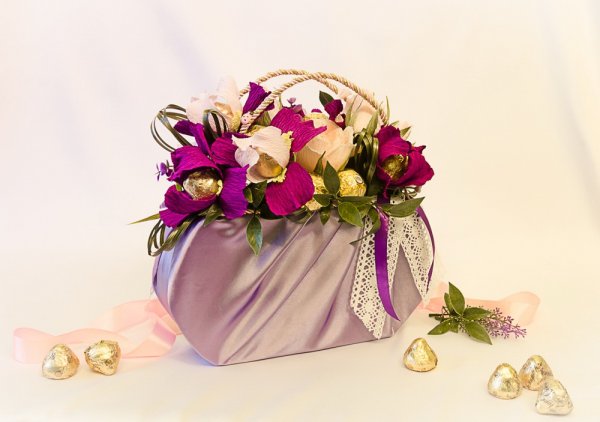 Конфетный букет в сумочке