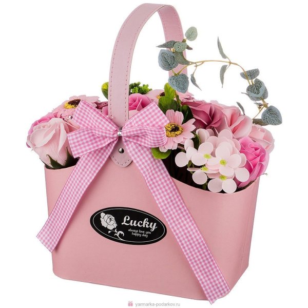 Композиция из цветов в сумочке