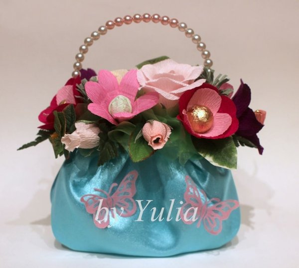Сумка оформленная цветами
