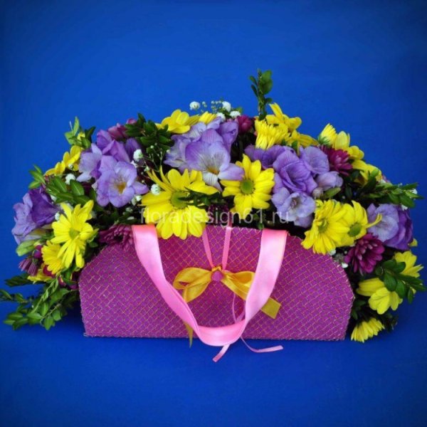 Композиция в сумочке из живых цветов