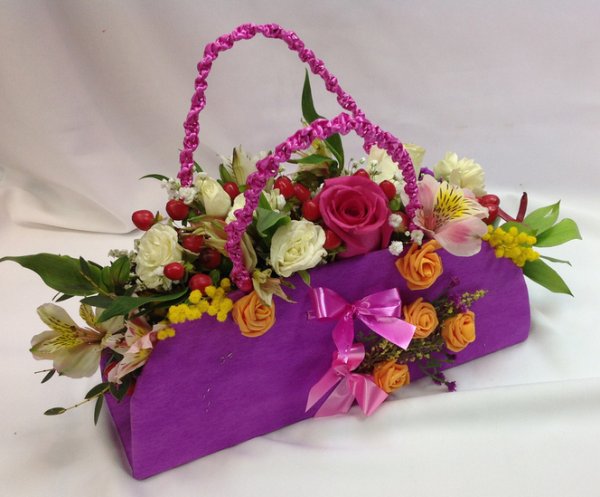 Композиция в сумочке из живых цветов