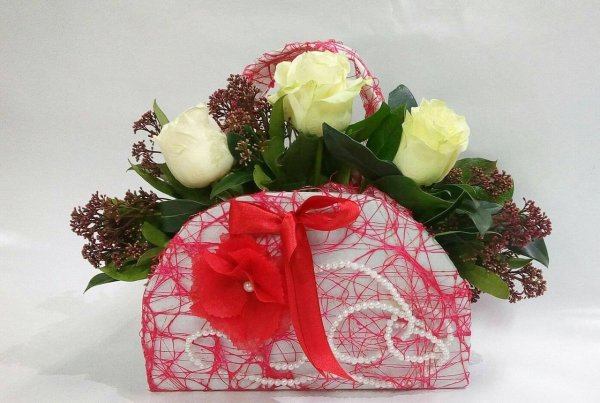 Цветочная композиция в сумочке