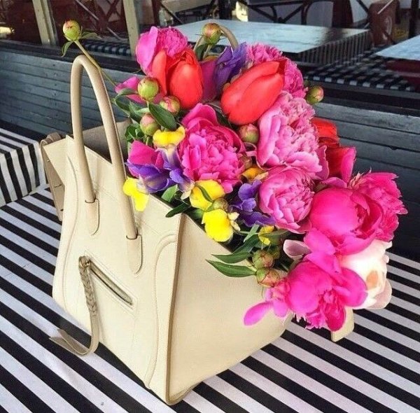 Красивые цветы в сумочке