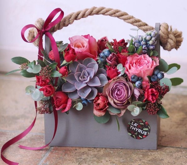 Композиция из цветов в сумочке