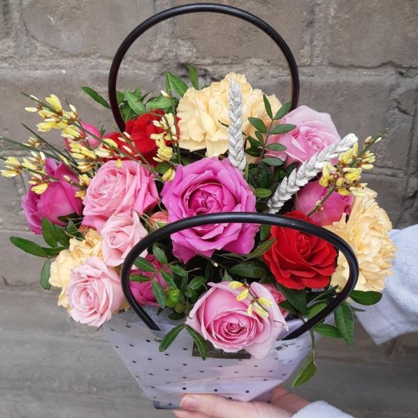 Букет цветов в сумочке