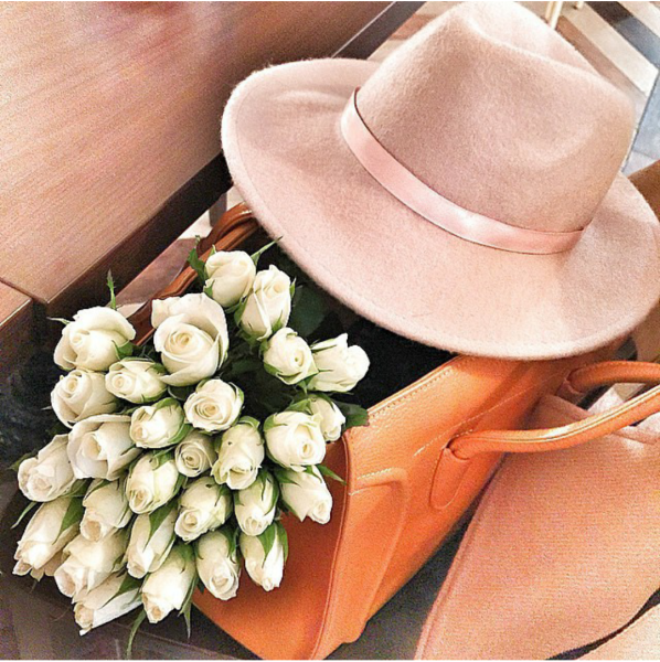 Композиция из цветов в сумке