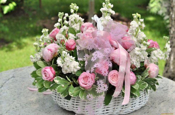 Пионовидные розы и гипсофилы