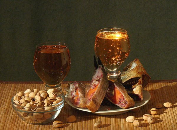 Натюрморт с шашлыком и коньяком