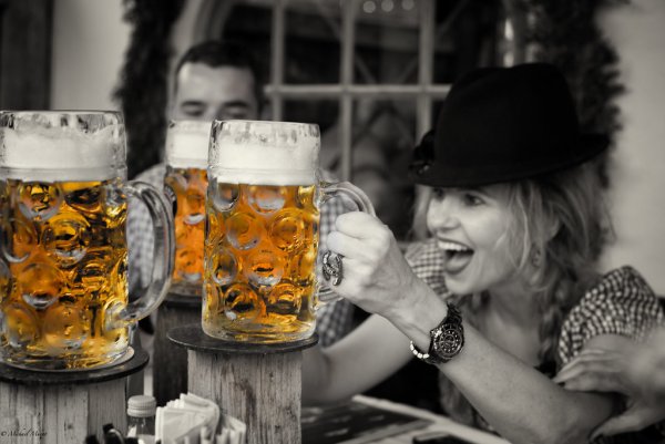 Девушка с пивными кружками