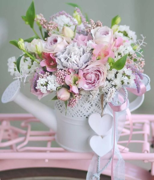 Розовые цветы в вазе