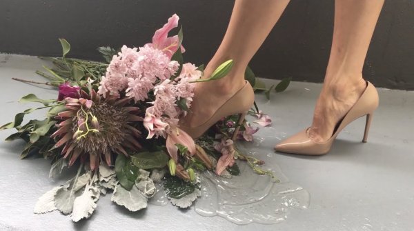 Цветы к ногам женщины