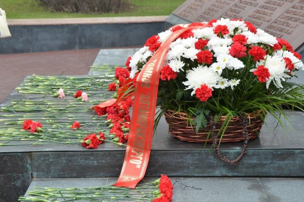 Корзина цветов для возложения к памятнику