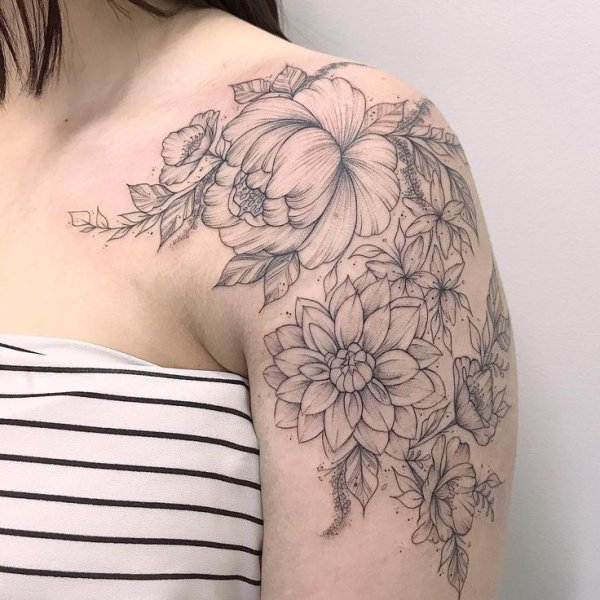 Татуировка на плече для девушек