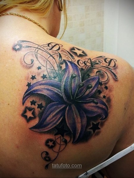 Мужчина с огромным букетом цветов