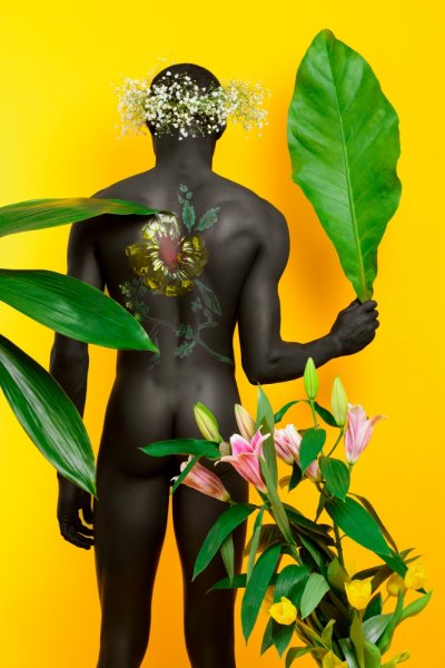Темнокожий с цветами