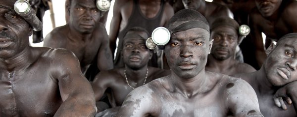 Негр с подарком