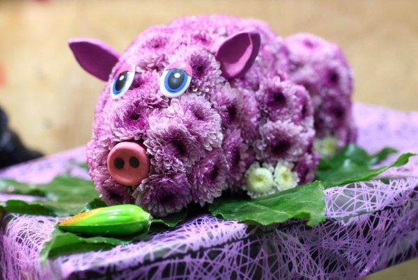 Хрюшка с цветами