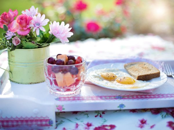 Красивый завтрак с цветами
