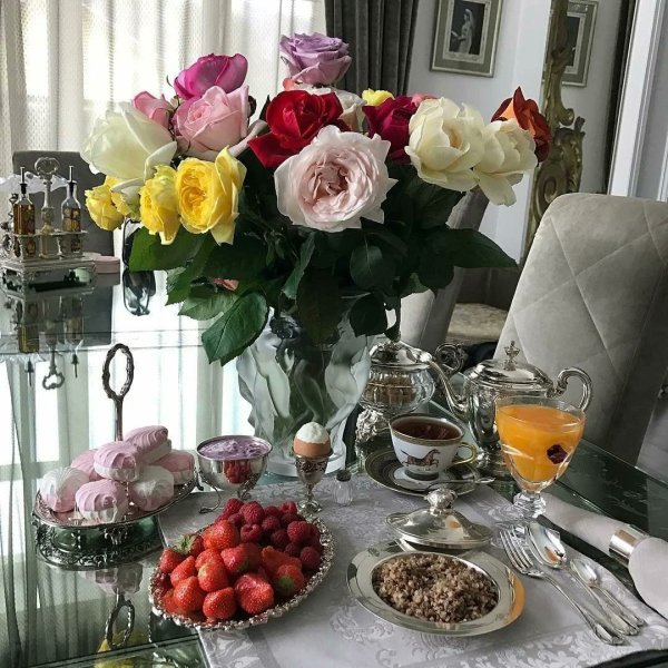 Роскошный завтрак с цветами