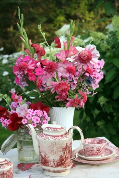 Чаепитие с цветами