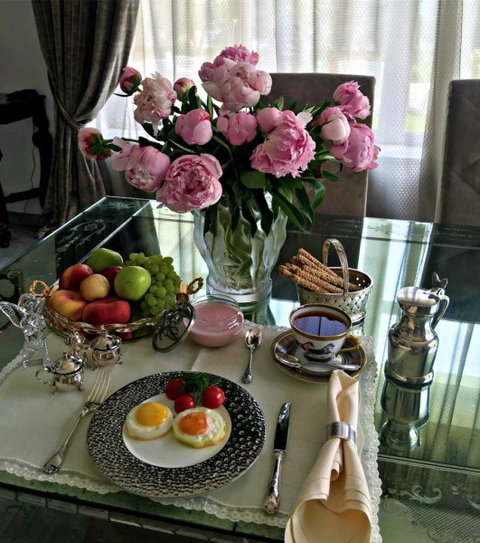 Цветы на кухонном столе