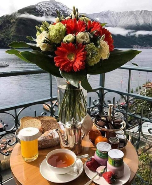 Красивый завтрак с цветами