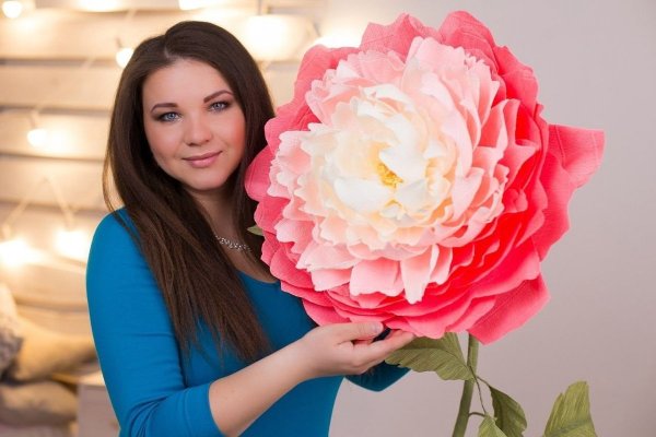 Огромные цветы из гофрированной бумаги