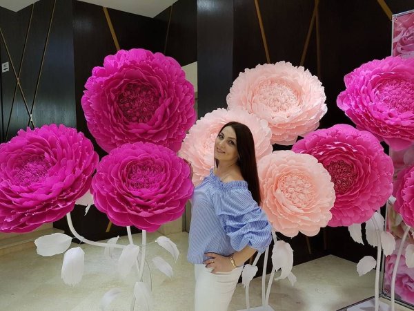 Фотозона из гофрированных цветов