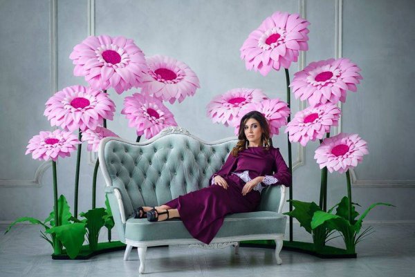 Фотозона с ростовыми цветами