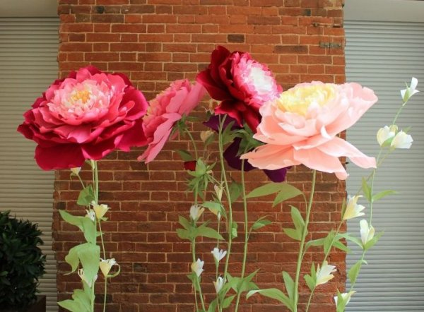 Гигантские искусственные цветы