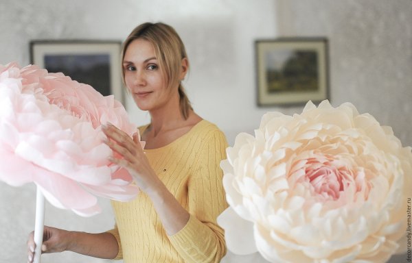 Гигантские бумажные цветы