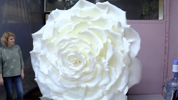 Гигантские розы из изолона