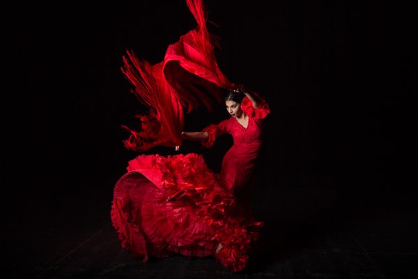 Танцовщица в Красном платье