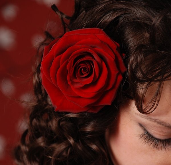 Танцующая женщина и цветы