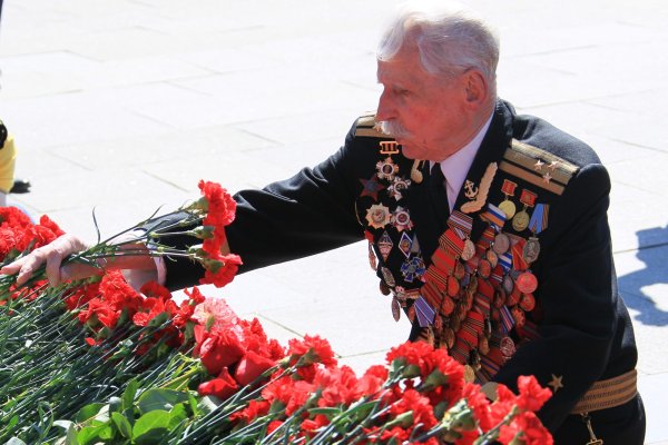 Ветераны возлагают цветы