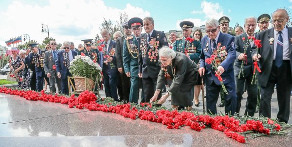 Вечный огонь Москва возложение цветов ветеранов