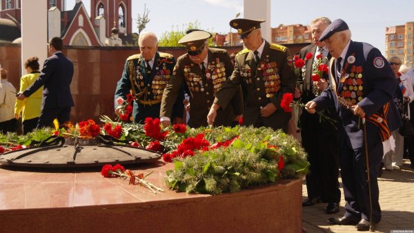 Возложение цветов к Вечному огню на 9 мая