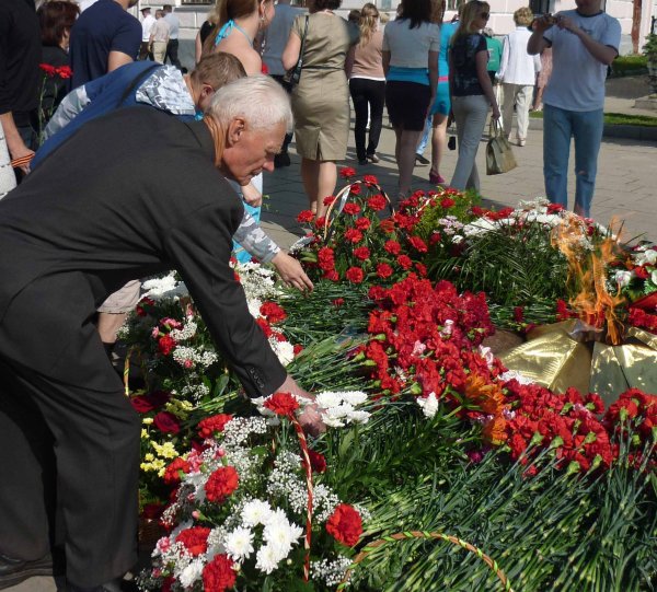 Ветераны возлагают цветы к Вечному огню