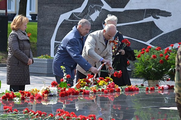 Ветераны возлагают цветы к Вечному огню